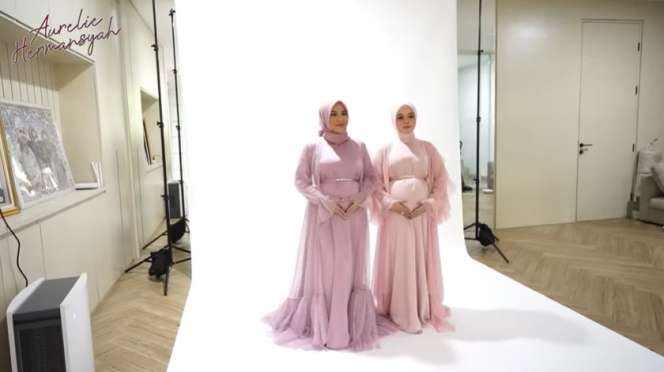 Adu Gaya Outfit Duo Bumil, Lesty Kejora VS Aurel Hermansyah