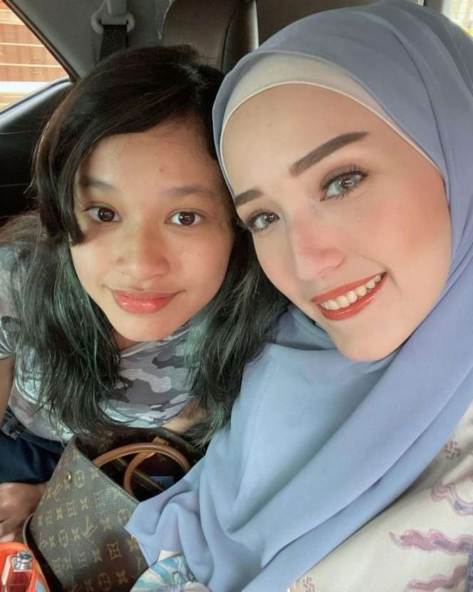 Bak Seumuran! Potret Artis Bersama Anak Sambung yang Jadi Sorotan