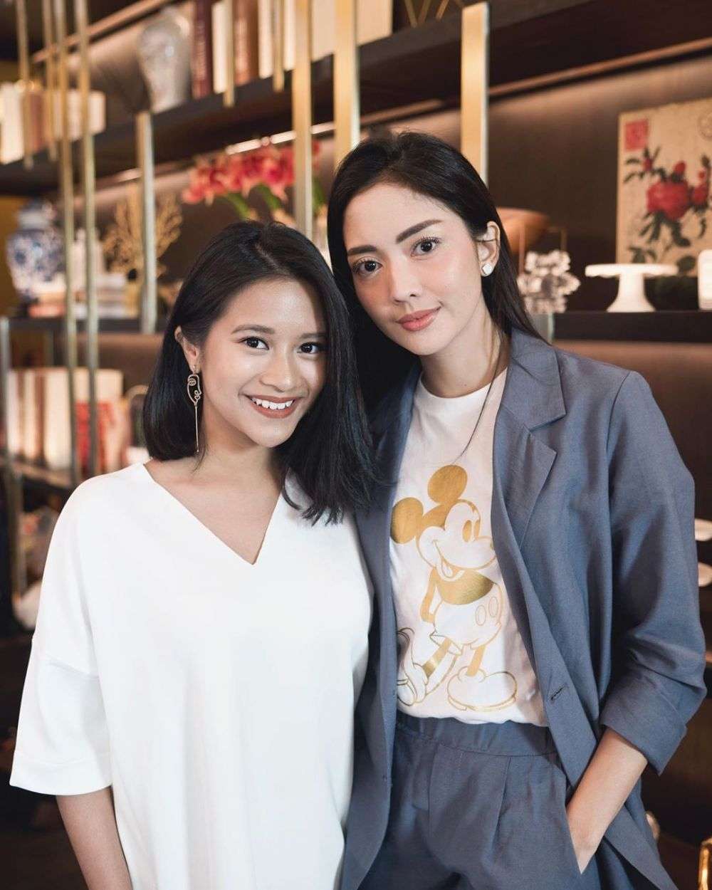 Bak Seumuran! Potret Artis Bersama Anak Sambung yang Jadi Sorotan