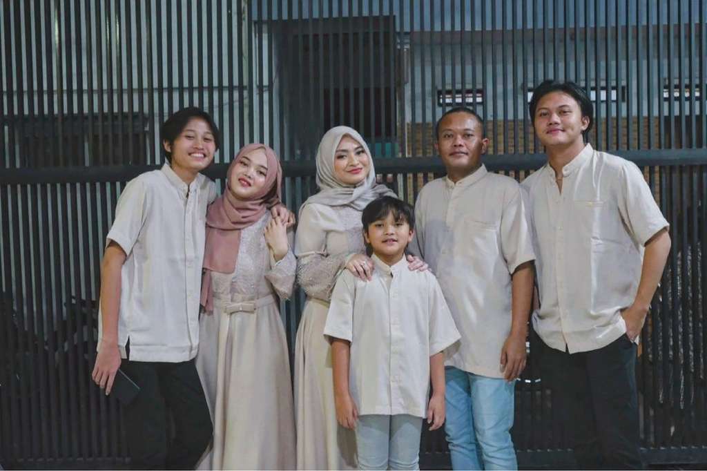 Bak Seumuran! Potret Artis Bersama Anak Sambung yang Jadi Sorotan