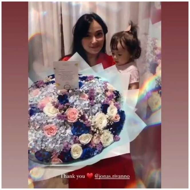 7 Momen Asmirandah Dapat Kejutan Ultah dari Sang Suami, So Sweet!