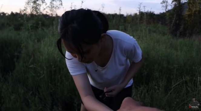 Cantiknya Gadis Suku Dayak Saat Cari Keong di Sawah, Ada Tips Khusus!