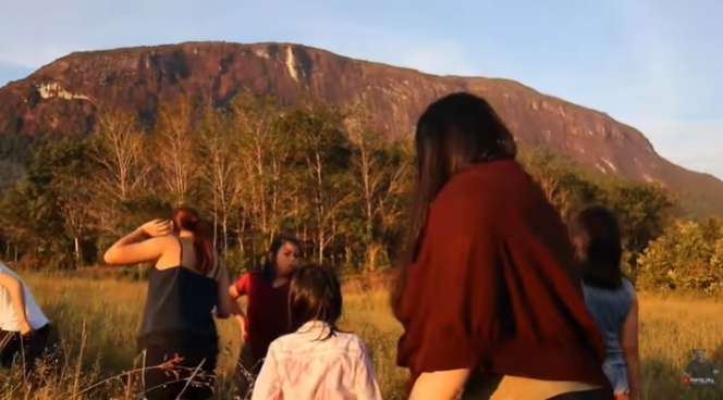 Cantiknya Gadis Suku Dayak Saat Cari Keong di Sawah, Ada Tips Khusus!