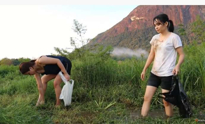 Cantiknya Gadis Suku Dayak Saat Cari Keong di Sawah, Ada Tips Khusus!