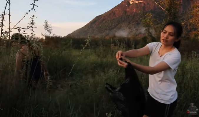 Cantiknya Gadis Suku Dayak Saat Cari Keong di Sawah, Ada Tips Khusus!