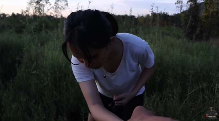 Cantiknya Gadis Suku Dayak Saat Cari Keong di Sawah, Ada Tips Khusus!