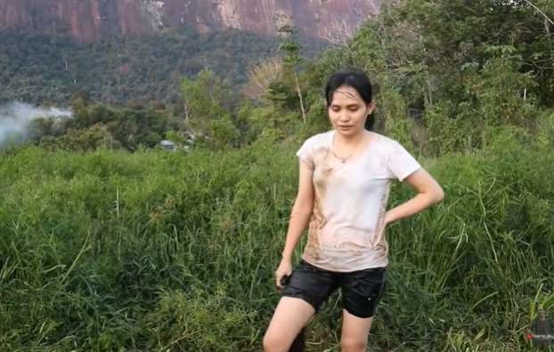 Cantiknya Gadis Suku Dayak Saat Cari Keong di Sawah, Ada Tips Khusus!