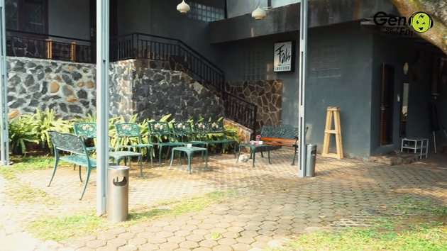 Luasnya Rumah Iwan Fals, Ada Makam Hingga Panggung Konser