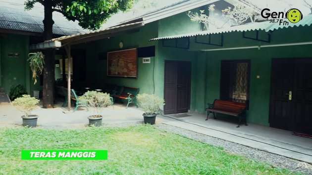 Luasnya Rumah Iwan Fals, Ada Makam Hingga Panggung Konser