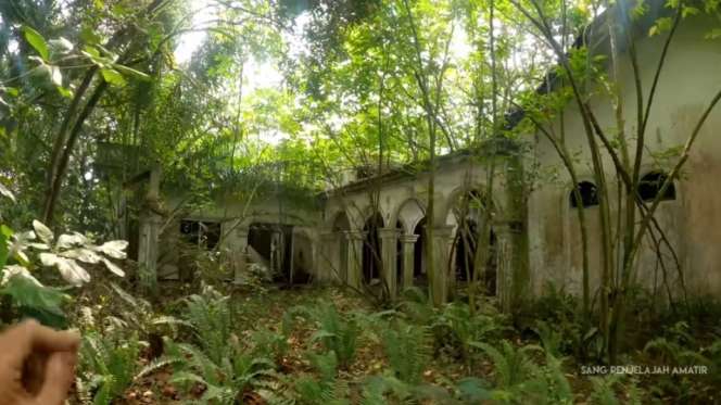 Penampakan Rumah Angker Milik Artis, Terbengkalai 30 Tahun!