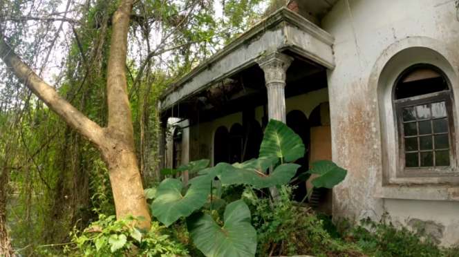 Penampakan Rumah Angker Milik Artis, Terbengkalai 30 Tahun!