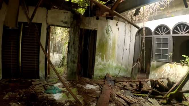 Penampakan Rumah Angker Milik Artis, Terbengkalai 30 Tahun!