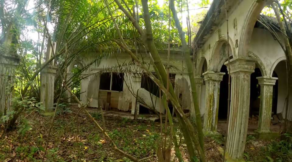 Penampakan Rumah Angker Milik Artis, Terbengkalai 30 Tahun!