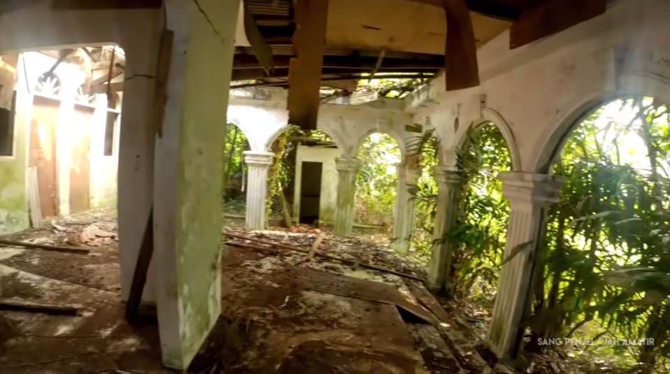 Penampakan Rumah Angker Milik Artis, Terbengkalai 30 Tahun!