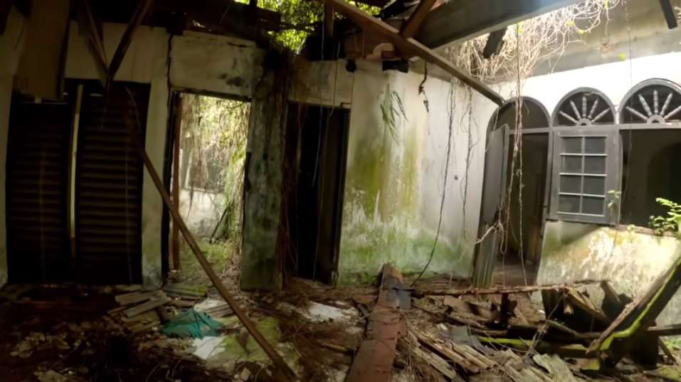 Penampakan Rumah Angker Milik Artis, Terbengkalai 30 Tahun!