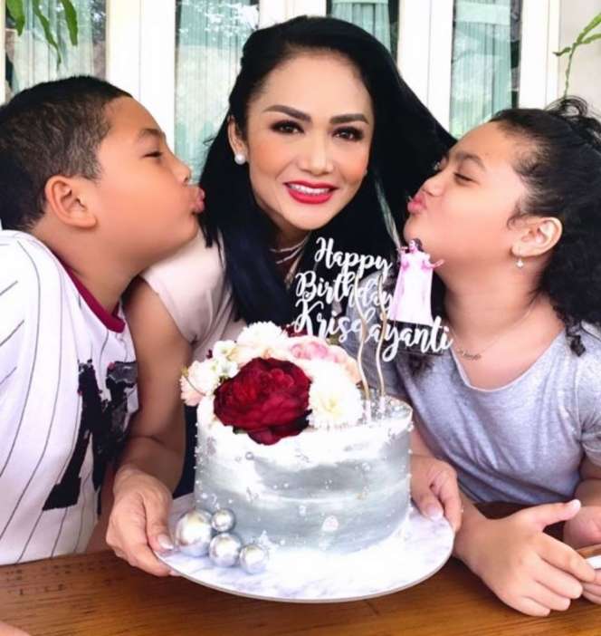 Kue Ulang Tahun Ibu 7 Seleb Ini Bentuknya Bikin Salfok