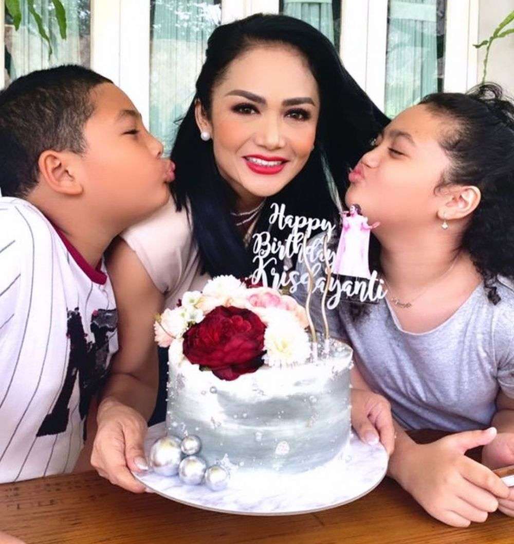 Kue Ulang Tahun Ibu 7 Seleb Ini Bentuknya Bikin Salfok