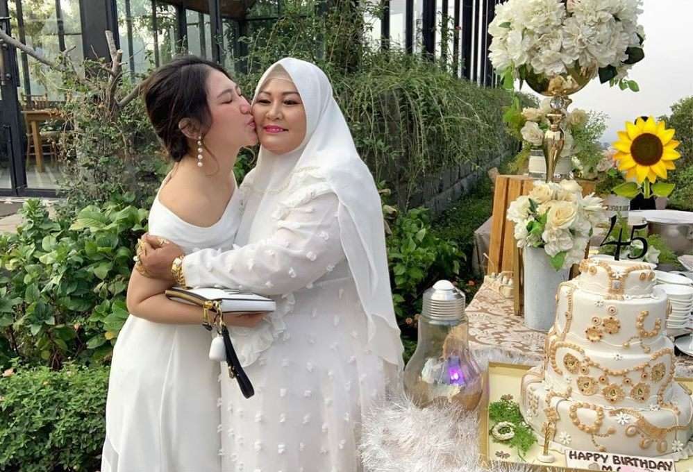 Kue Ulang Tahun Ibu 7 Seleb Ini Bentuknya Bikin Salfok