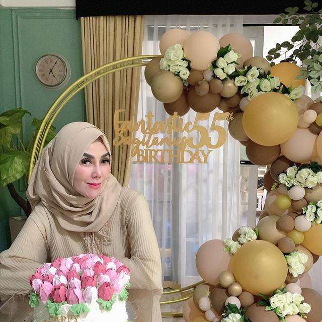 Kue Ulang Tahun Ibu 7 Seleb Ini Bentuknya Bikin Salfok
