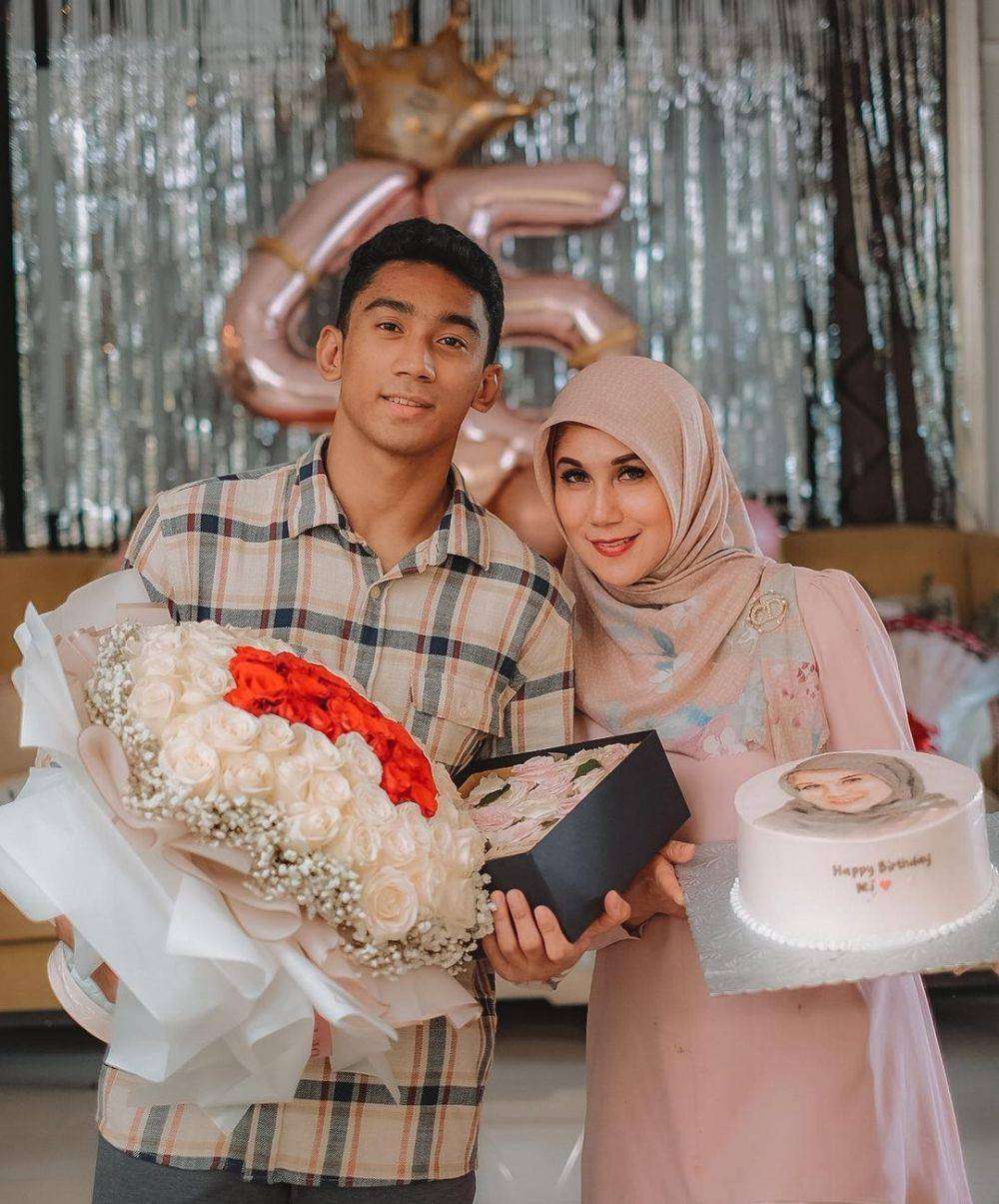 Kue Ulang Tahun Ibu 7 Seleb Ini Bentuknya Bikin Salfok