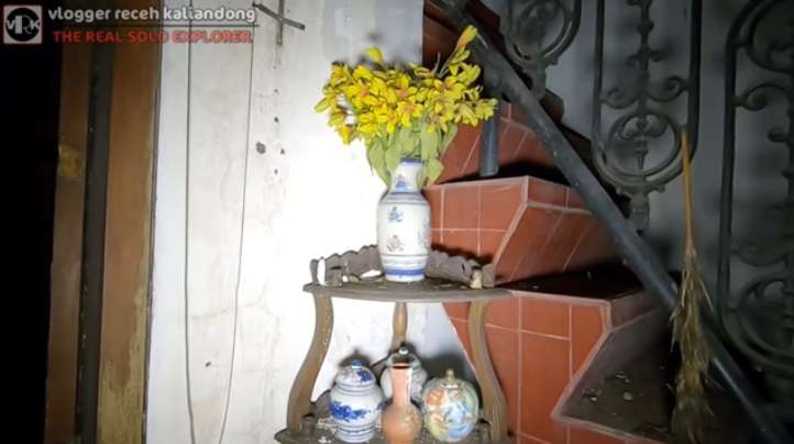 Penampakan Rumah Jutawan yang Terbengkalai, Masih Ada Barang Antik Harga Selangit