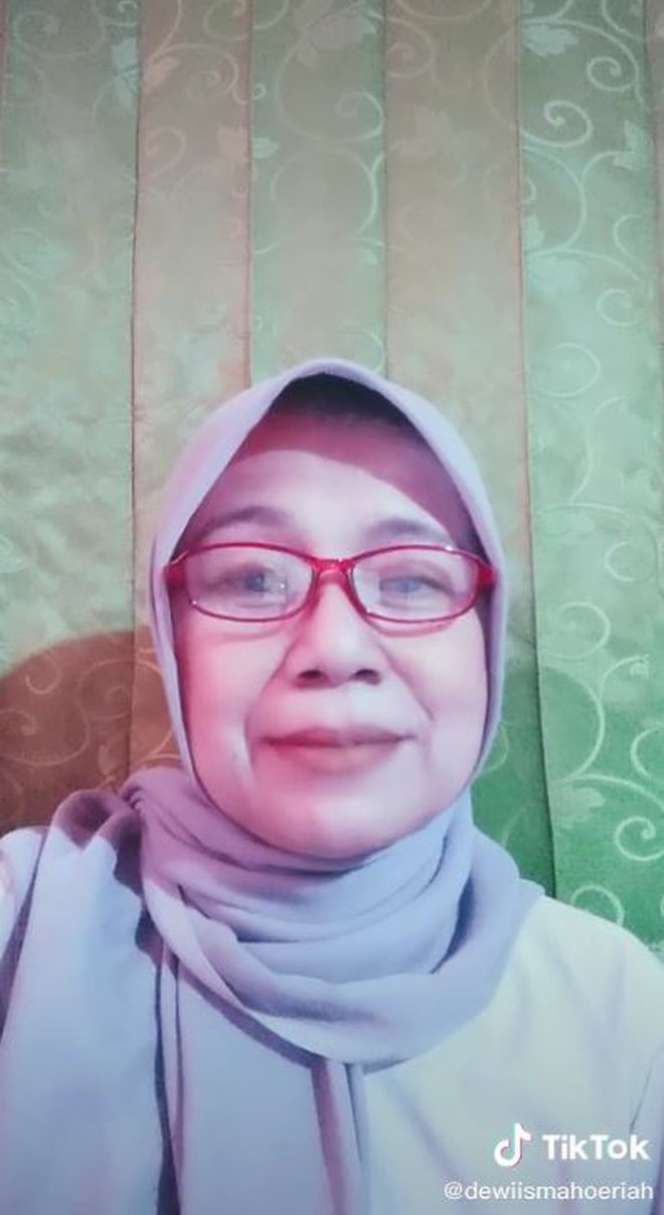 Sosok Sebenarnya Dewi Isma Hoeriah, Penyanyi Lagu Viral TikTok 'Yamete Kudasai'