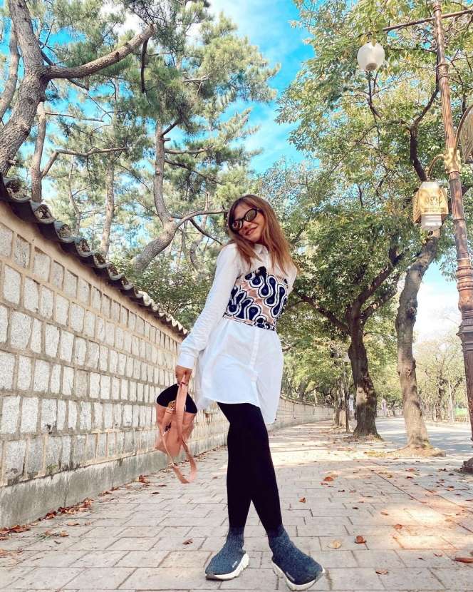 9 Potret Amel Carla di Korsel, Gayanya Kayak Idol K-Pop