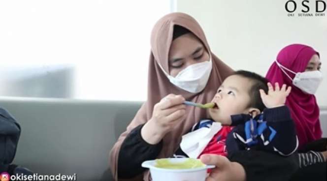 8 Potret Oki Setiana Dewi Dampingi Putranya Cek Rutin ke RS, Sosok Ibu Tangguh!
