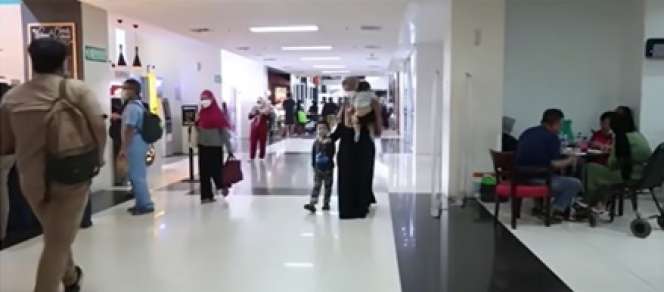 8 Potret Oki Setiana Dewi Dampingi Putranya Cek Rutin ke RS, Sosok Ibu Tangguh!