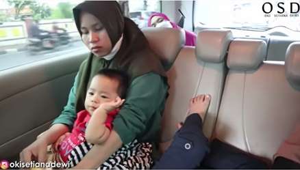 8 Potret Oki Setiana Dewi Dampingi Putranya Cek Rutin ke RS, Sosok Ibu Tangguh!