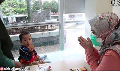 8 Potret Oki Setiana Dewi Dampingi Putranya Cek Rutin ke RS, Sosok Ibu Tangguh!