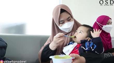 8 Potret Oki Setiana Dewi Dampingi Putranya Cek Rutin ke RS, Sosok Ibu Tangguh!