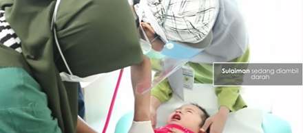 8 Potret Oki Setiana Dewi Dampingi Putranya Cek Rutin ke RS, Sosok Ibu Tangguh!