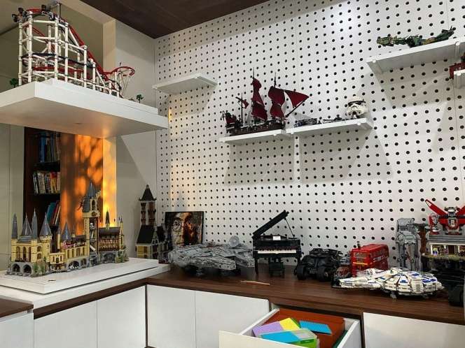 9 Potret Rumah Baru Ernest Prakasa, Ada Area Buat Majang Koleksi Legonya