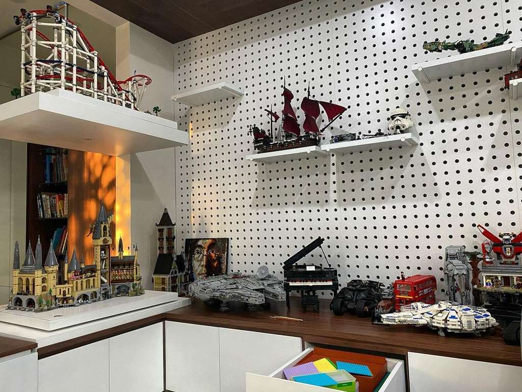 9 Potret Rumah Baru Ernest Prakasa, Ada Area Buat Majang Koleksi Legonya