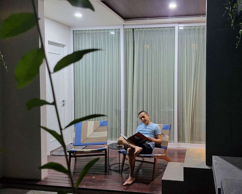 9 Potret Rumah Baru Ernest Prakasa, Ada Area Buat Majang Koleksi Legonya