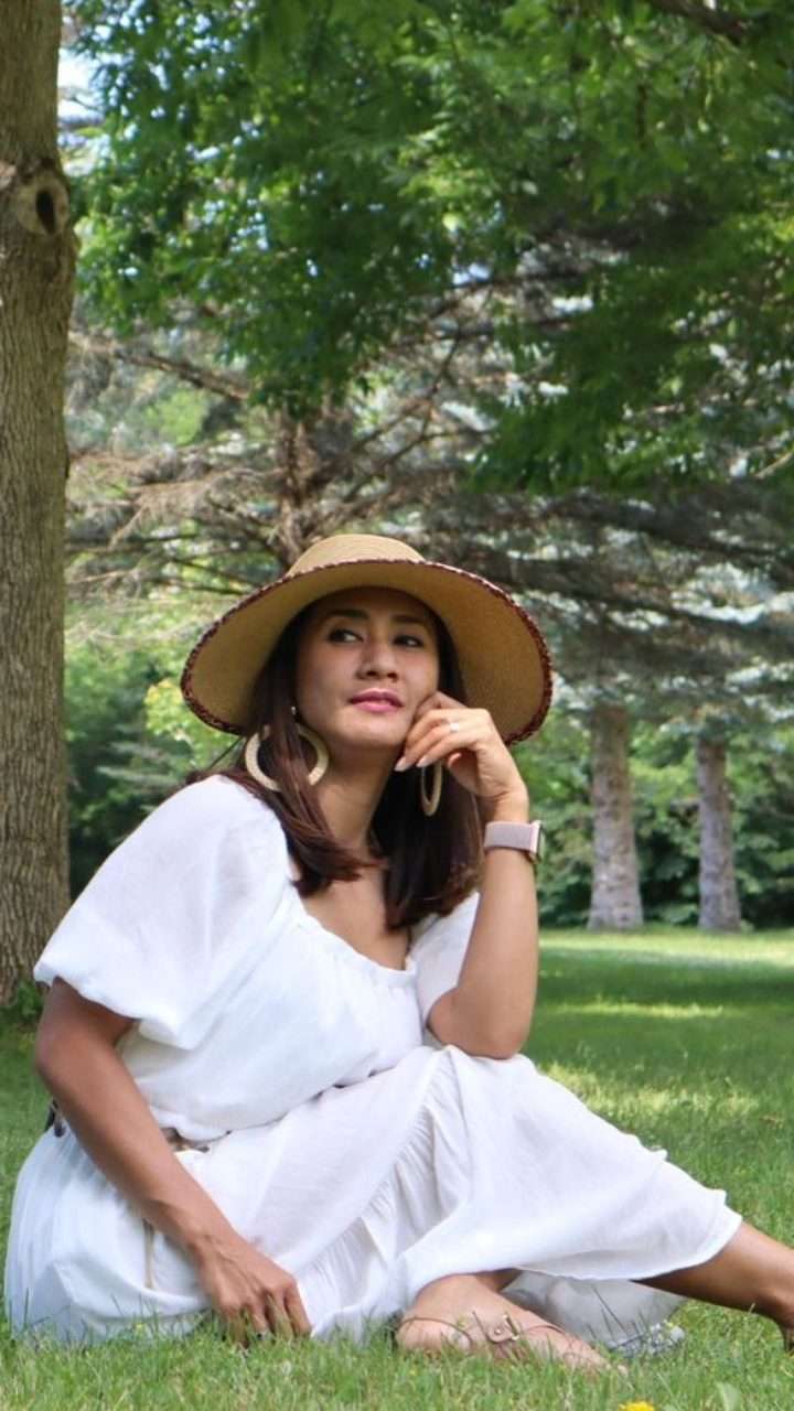 Potret Terbaru Cut Memey Pamer Body Goals di Usia 40 Tahun, Salfok Sama Warna Kulitnya