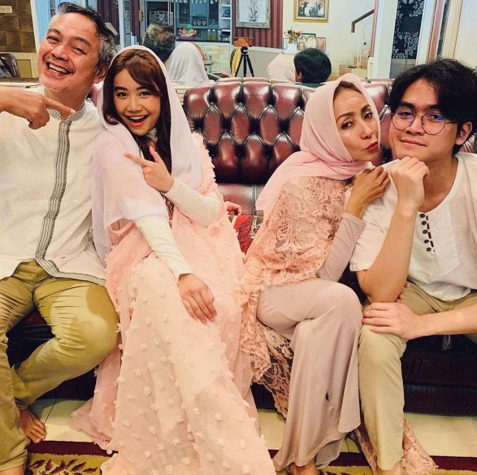 Tak Pernah Tersorot! Ini Penampakan Rumah 5 Seleb Senior yang Masih Eksis hingga Sekarang
