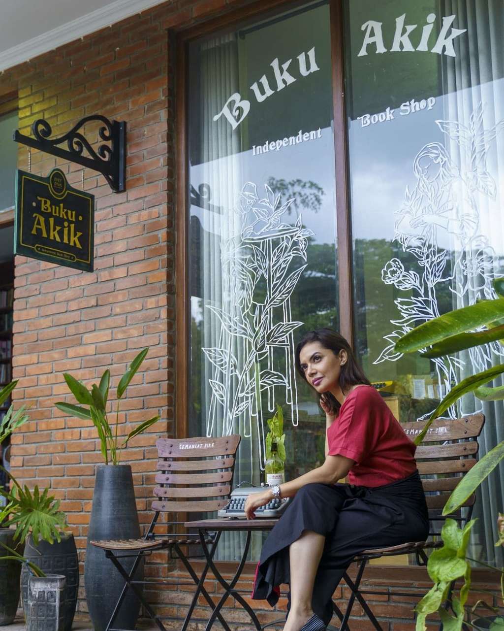 12 Potret Najwa Shihab Liburan ke Jogja, Jogging di UGM sampai Diskusi Bareng Pemuda