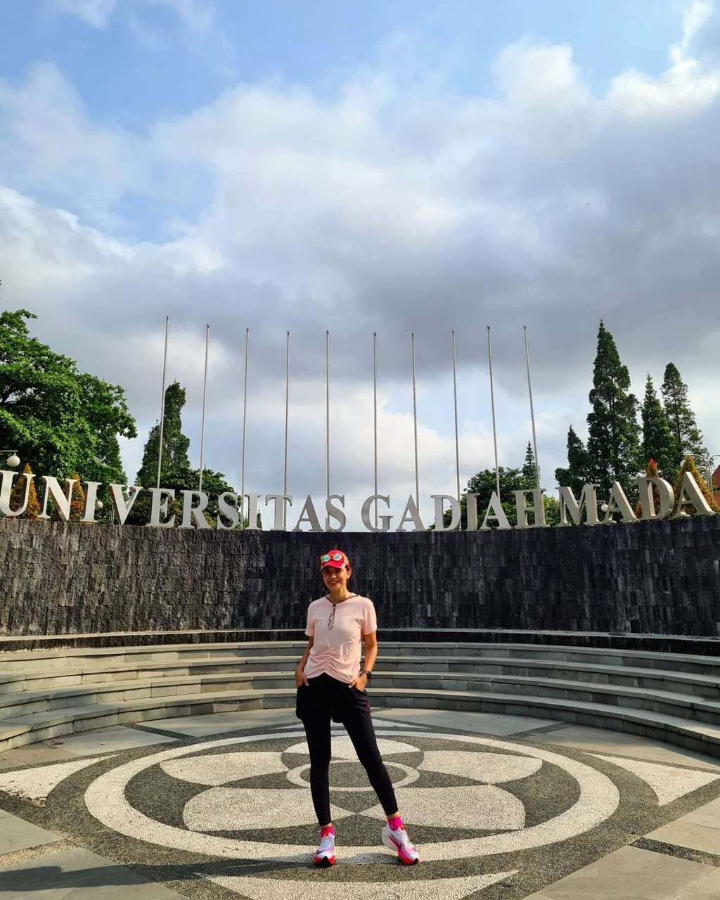 12 Potret Najwa Shihab Liburan ke Jogja, Jogging di UGM sampai Diskusi Bareng Pemuda
