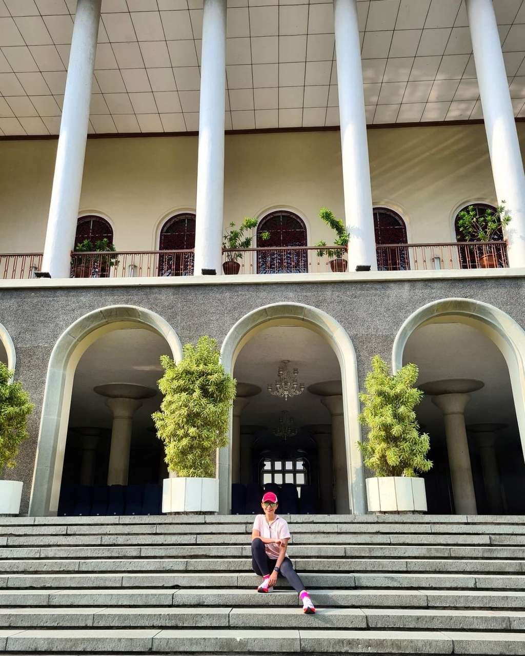 12 Potret Najwa Shihab Liburan ke Jogja, Jogging di UGM sampai Diskusi Bareng Pemuda
