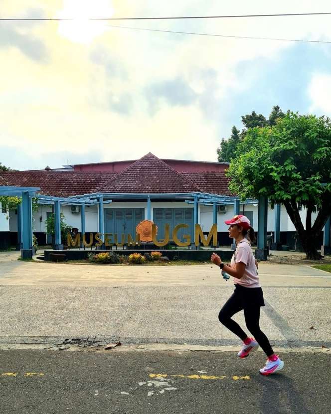 12 Potret Najwa Shihab Liburan ke Jogja, Jogging di UGM sampai Diskusi Bareng Pemuda