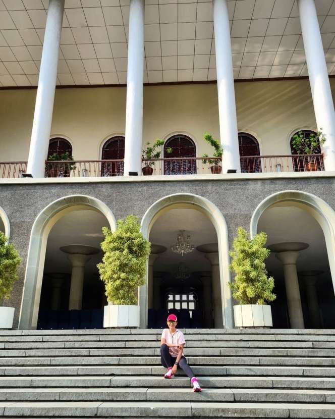 12 Potret Najwa Shihab Liburan ke Jogja, Jogging di UGM sampai Diskusi Bareng Pemuda