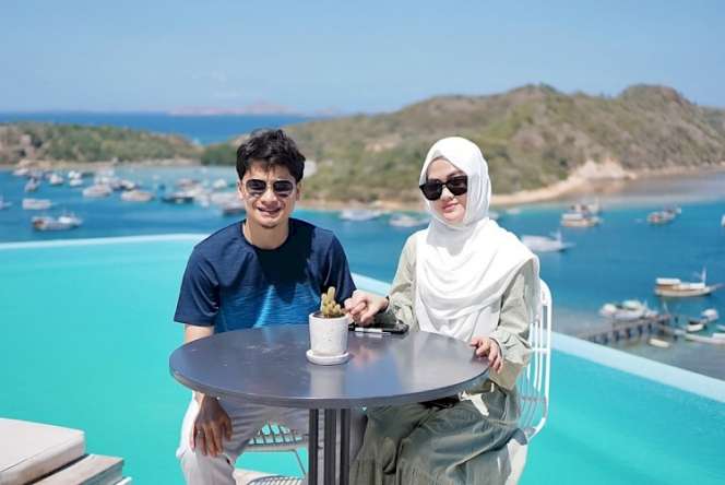 Momen Romantis Alvin Faiz dan Henny Rahman Bulan Madu di Labuan Bajo