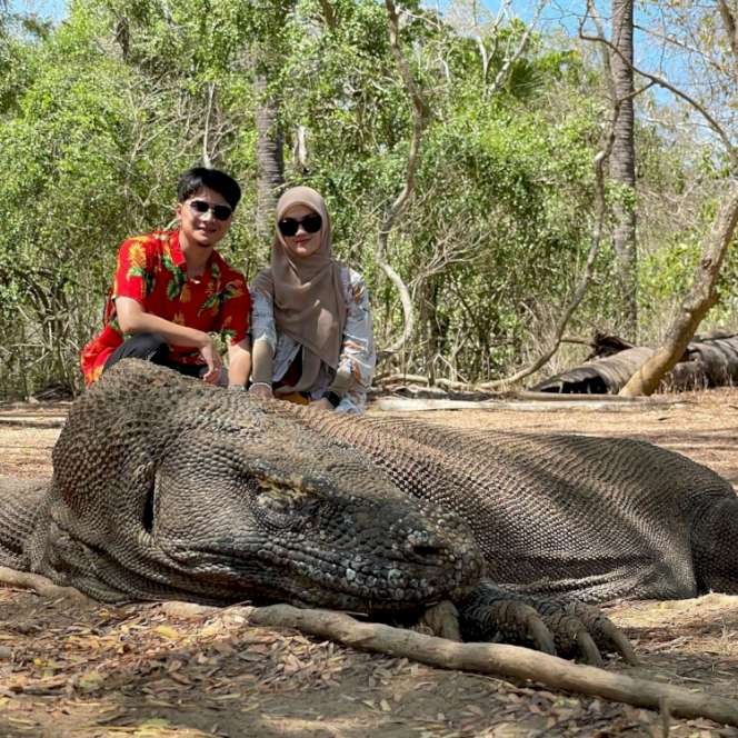 Momen Romantis Alvin Faiz dan Henny Rahman Bulan Madu di Labuan Bajo