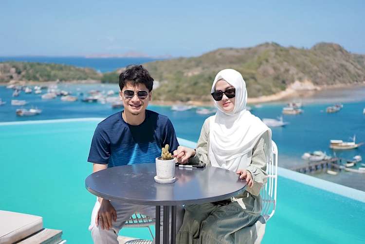 Momen Romantis Alvin Faiz dan Henny Rahman Bulan Madu di Labuan Bajo