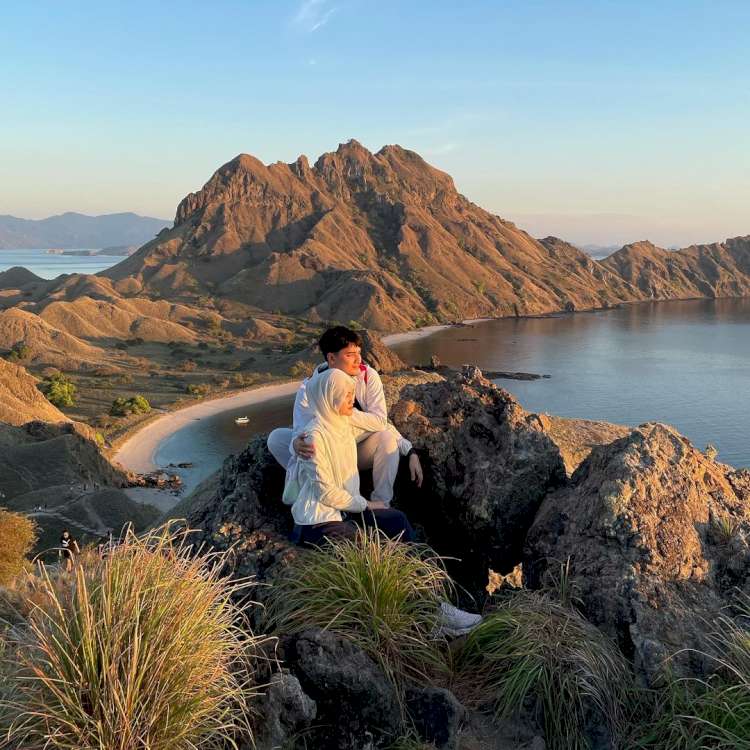 Momen Romantis Alvin Faiz dan Henny Rahman Bulan Madu di Labuan Bajo