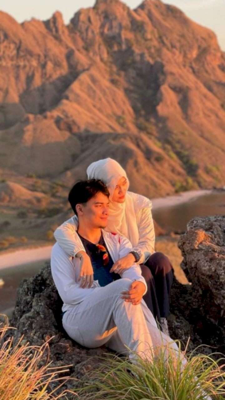 Momen Romantis Alvin Faiz dan Henny Rahman Bulan Madu di Labuan Bajo