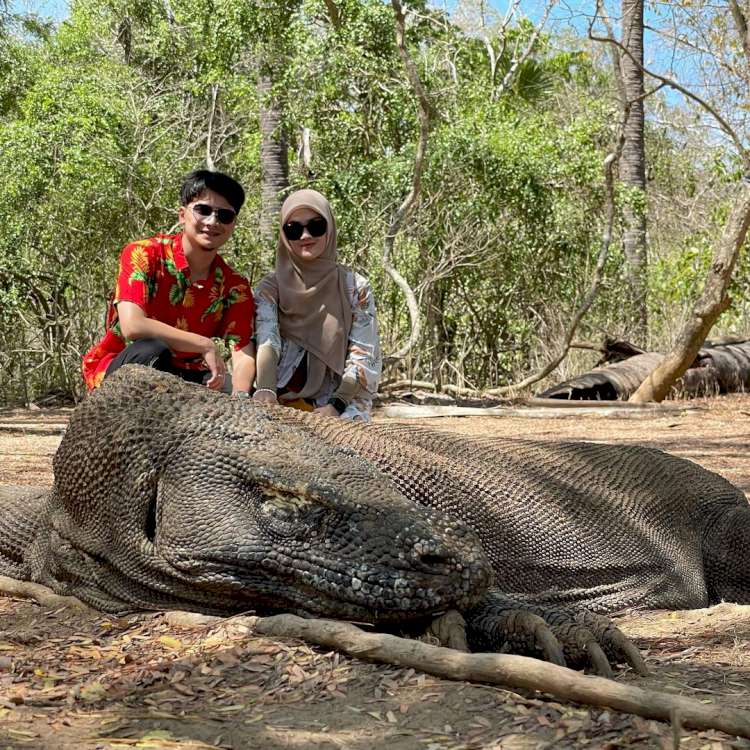Momen Romantis Alvin Faiz dan Henny Rahman Bulan Madu di Labuan Bajo
