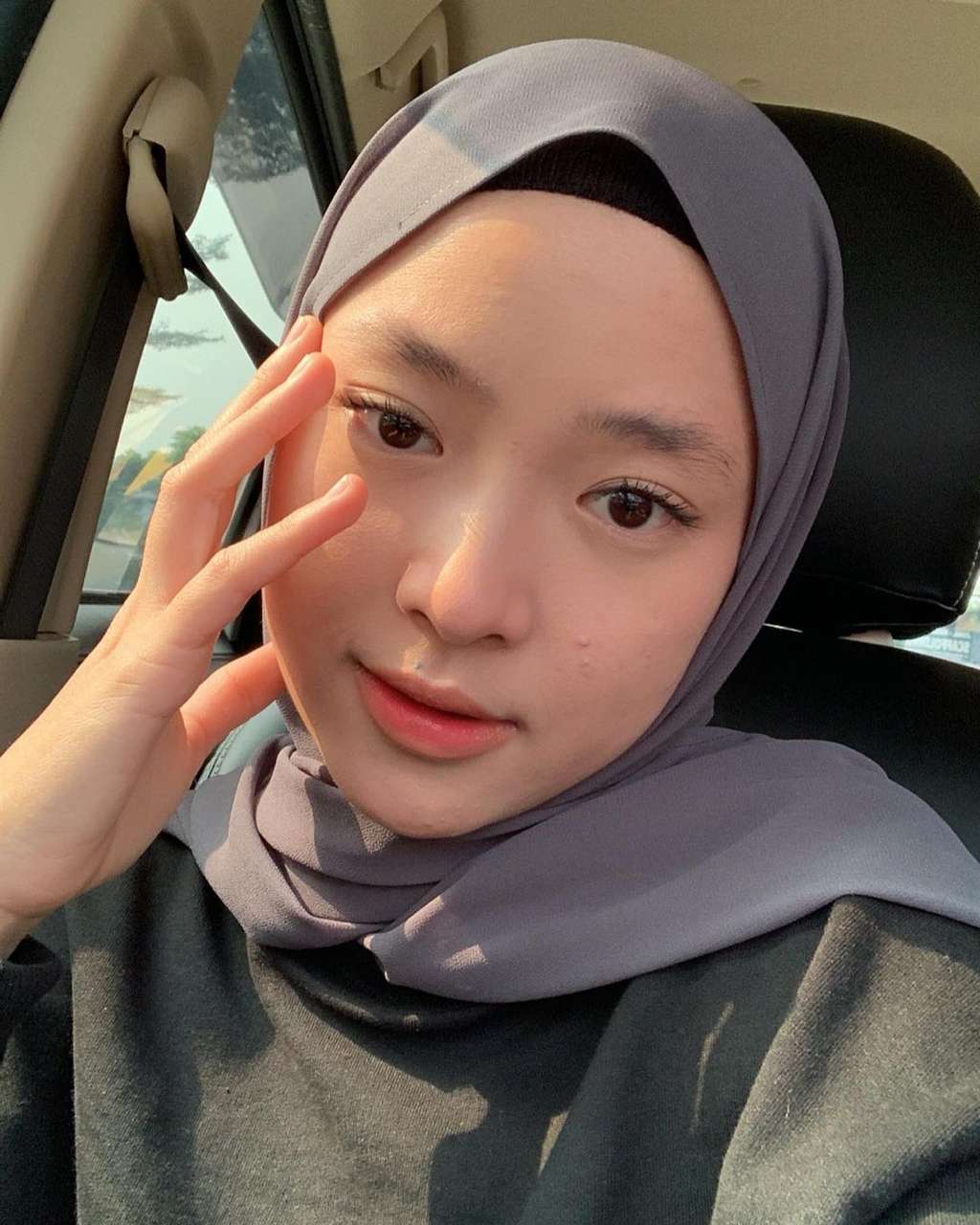 Sempat Jerawatan, Ini 8 Potret Nissa Sabyan dengan Wajah Mulus Tampil Polos